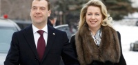 На каких автомобилях ездят жена Дмитрия Медведева и супруги других «неприкасаемых»