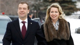 На каких автомобилях ездят жена Дмитрия Медведева и супруги других «неприкасаемых»