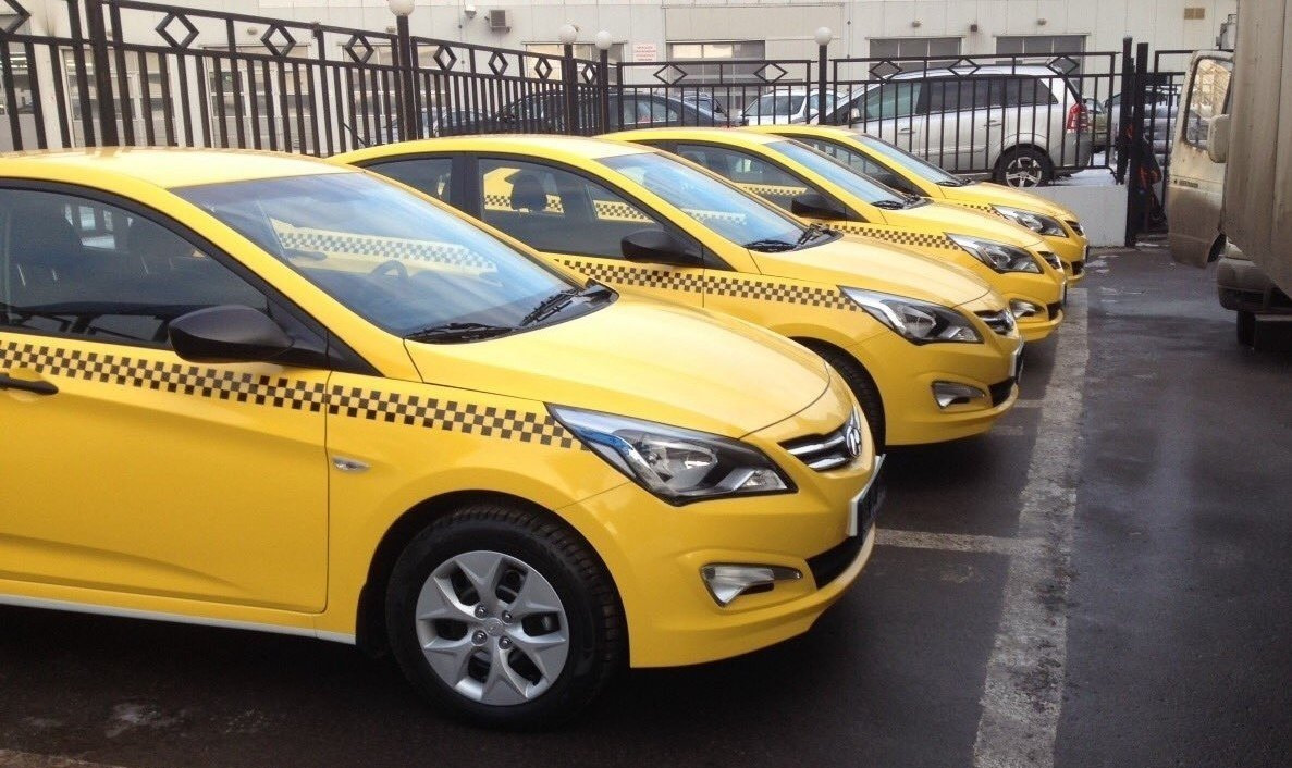 Таксопарки москвы аренда такси. Hyundai Solaris 2017 такси. Hyundai Solaris таксопарк. Хендай Солярис 2022 желтый. Hyundai Solaris 2019 taksi.